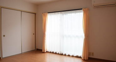 内装写真カーテンからの光